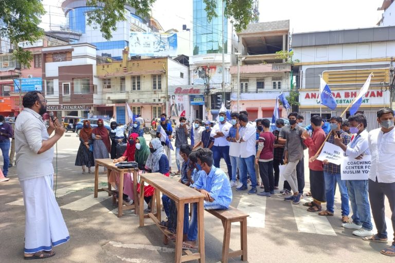 The Fraternity Movement organized a protest classroom against the action of the Left government which completely subverted the Sachar Paloli Committee report.